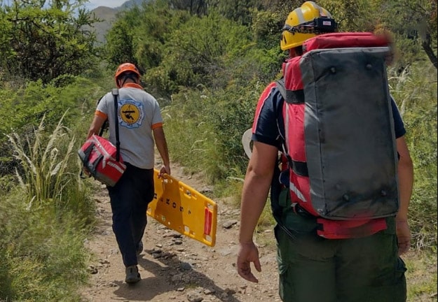 Lee más sobre el artículo Villa de Merlo: una parapentista fue rescatada por Bomberos Voluntarios tras un complicado aterrizaje