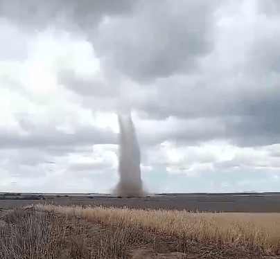 Lee más sobre el artículo VIDEO | Filman un “mini tornado” cerca de Fraga