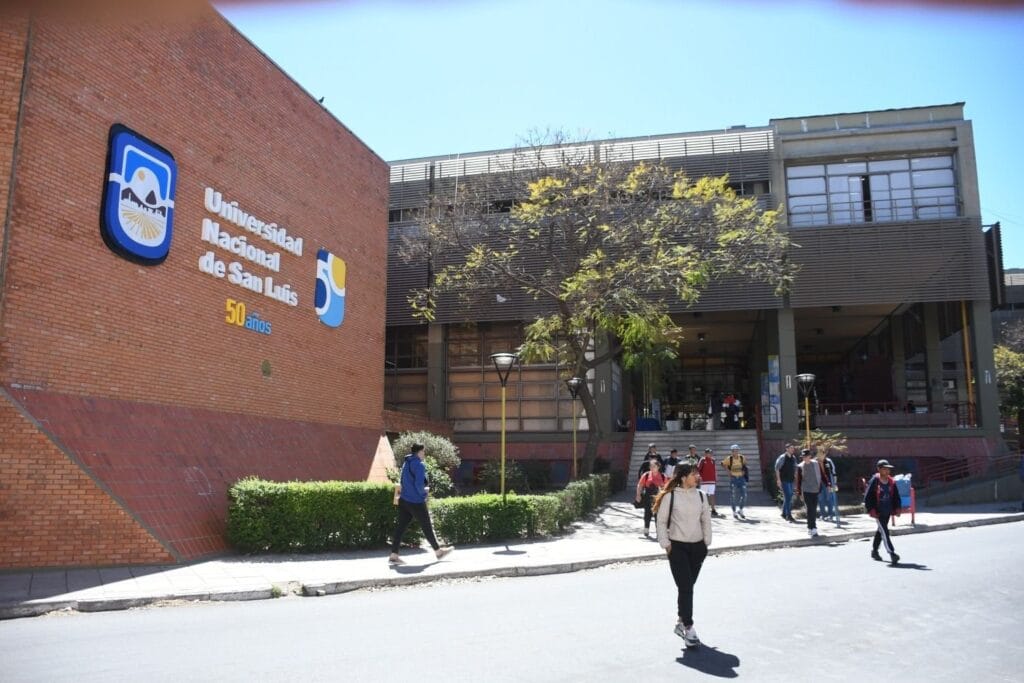 Docentes universitarios paran una semana y exigen que el Gobierno cumpla el fallo por financiamiento