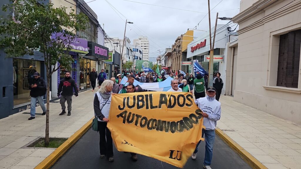 Jubilados marchan contra el ‘ajuste cada vez mayor’ en el PAMI y la educación pública