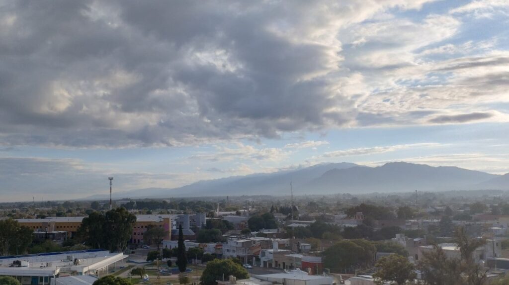 Posibles lluvias y una máxima de 31°C con fuertes vientos se esperan para este miércoles