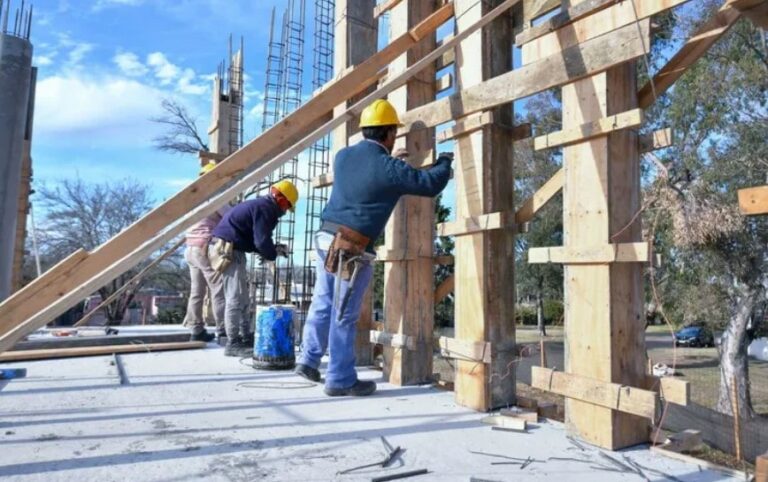 Cayeron 276.000 empleos registrados desde la llegada de Milei