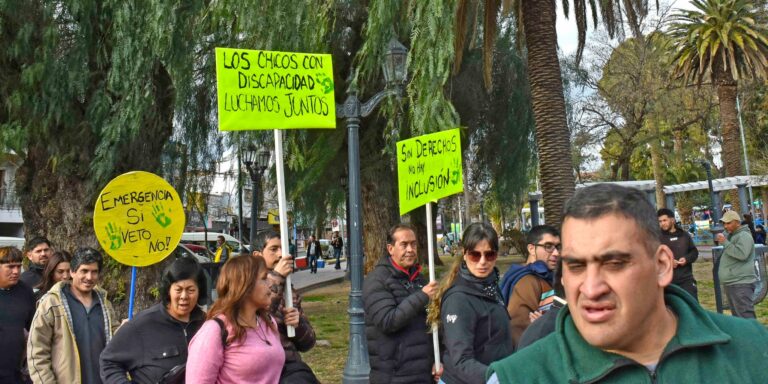 VIDEO | Familias marchan a Terrazas y exigen que el gobierno provincial tome medidas urgentes ante la emergencia en discapacidad