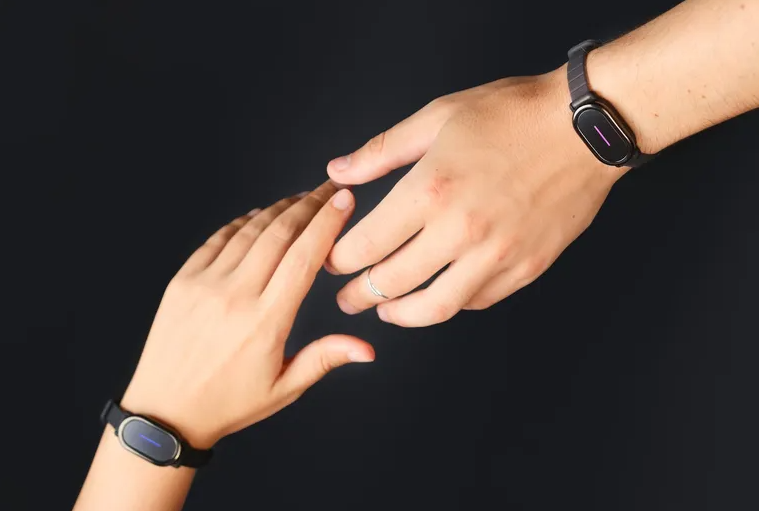 Pulseras inteligentes que vibran: la nueva moda entre parejas