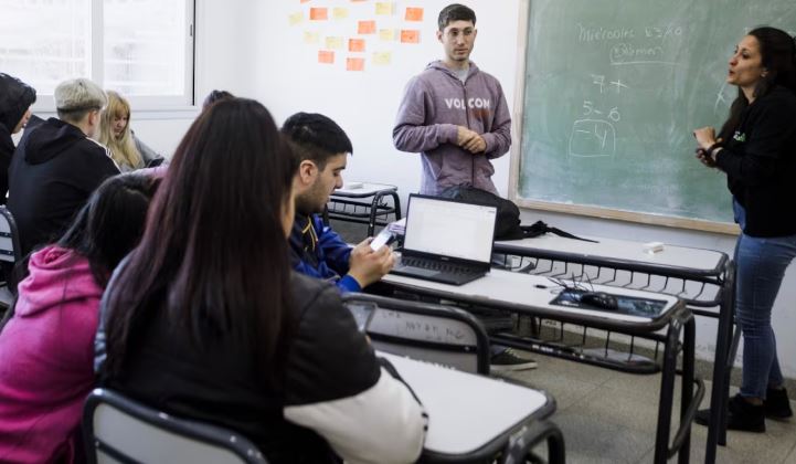 Solo 1 de cada 10 alumnos termina la secundaria a tiempo en Argentina