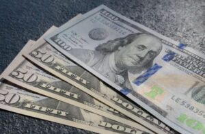 El dólar cerró el mes bajo presión: en los bancos superó los $1.400