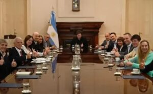 Tras postergar su viaje a Estados Unidos, Javier Milei reunió al Gabinete y la mesa política