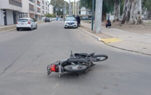 Madre e hija resultaron heridas tras un choque entre un auto y una motocicleta en el B° Procrear
