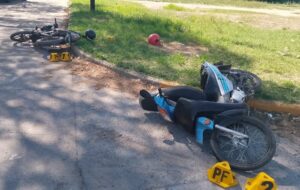 Una mujer y un joven heridos tras un choque entre dos motos