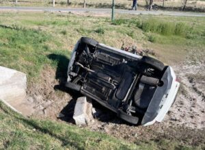 Volcó un auto frente a la terminal de Tilisarao: los dos ocupantes resultaron ilesos