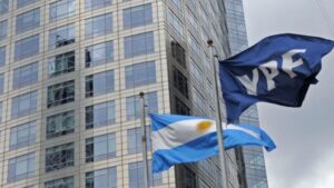 Argentina busca revertir el fallo por US$16.000 millones del caso YPF