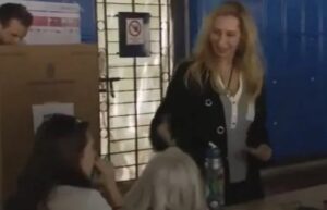 VIDEO | Fiscal le niega el saludo a Karina Milei y el video se viraliza