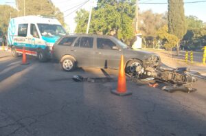 Chocaron un auto con una moto: un policía resultó herido y hospitalizado