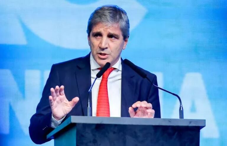 Luis Caputo defendió el plan económico y negó retrocesos