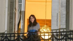 Cristina Kirchner saludó desde el balcón tras conocerse la condena a Sabag Montiel y Uriarte