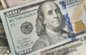 El dólar sigue en alza y vuelve a acercarse a los $1.500