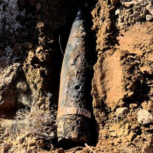 Encuentran y destruyen un proyectil de artillería de gran calibre en un campo cerca de la Ruta 146