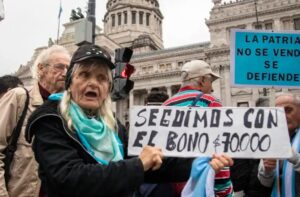 Tensión frente al Congreso: manifestantes y gendarmes se enfrentaron en una nueva marcha de jubilados