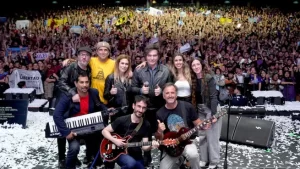 Deportivo Español desvinculó al abogado tocó el piano en el show de Javier Milei