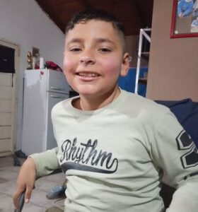 Aarón necesita una prótesis urgente, pero la espera se alarga