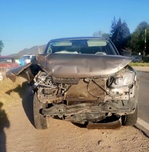 Tres personas heridas en un choque de dos camionetas en Quines