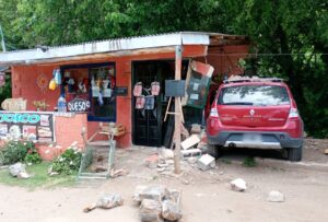 Cinco heridos en Potrero: un auto perdió el control y embistió un comercio