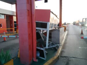 Camión embistió y destruyó una cabina de peaje en Desaguadero