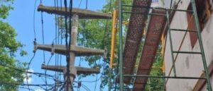 Un joven sufrió una descarga eléctrica y cayó de un andamio mientras trabajaba en Villa Mercedes