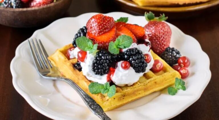 Explosión dulce y fresca: receta de waffles de frutas y crema para enamorar