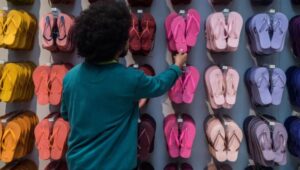 Polémica por publicidad de Havaianas y llamado a boicot