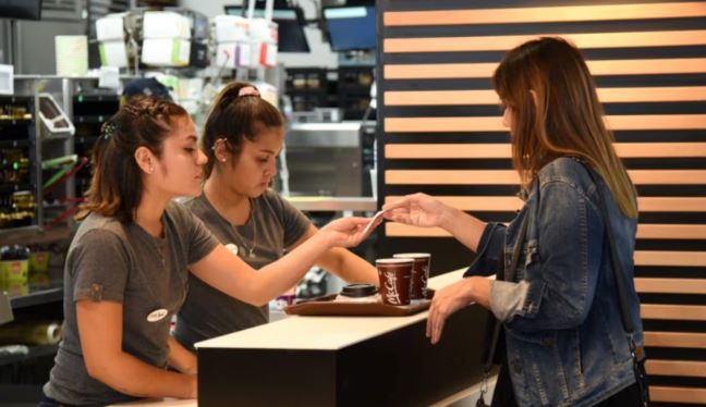 Salarios 2025: cuánto cobra un empleado de comida rápida en diciembre