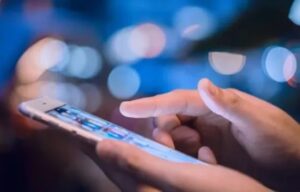 VIDEO | Chile prohibirá celulares en escuelas desde 2026