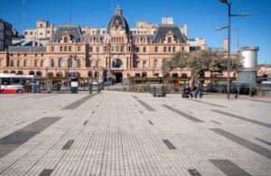 Ataque en Constitución: policía hirió a un hombre armado