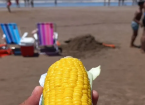 Verano 2026: cuánto cuesta un choclo en la playa de Mar del Plata