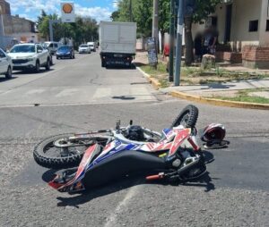 Un motociclista de 18 años resultó herido tras chocar con un camión en la ciudad de San Luis