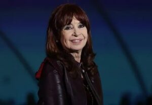 Nuevo parte médico de Cristina Kirchner: continúa su evolución pero seguirá internada