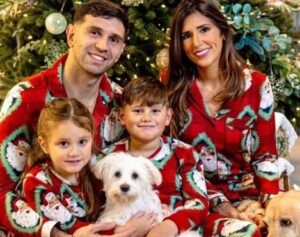 Dibu Martínez celebró la Navidad en Inglaterra con un look familiar que llamó la atención