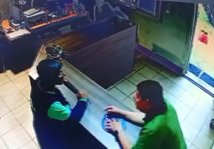 Video expone una agresión a un empleado municipal en Servicios Públicos