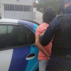 Detuvieron a un hombre que abusó de una joven y destrozó su casa con un hacha en San Luis