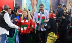 El festejo navideño de Nicolás Maduro: bailó, tocó los timbales y desafió a Donald Trump