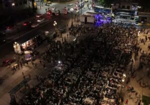 «Ninguna mesa vacía en Navidad»: miles de personas participaron de cenas solidarias en plazas de todo el país