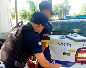 Detuvieron a un joven por golpear a su pareja y le secuestran objetos robados y droga