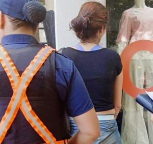 Una mujer robó ropa en un comercio, agredió a una policía y luego fue detenida