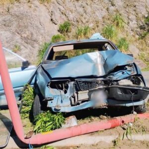 Dos heridos al chocar contra un poste en la autopista Los Puquios