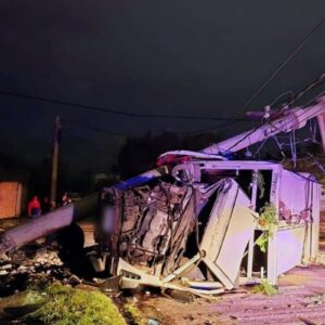 Volcó un camión recolector tras chocar contra un poste y dejó herido a su conductor