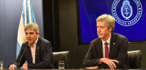 El Gobierno estrena bandas cambiarias en un enero marcado por la deuda y el cepo