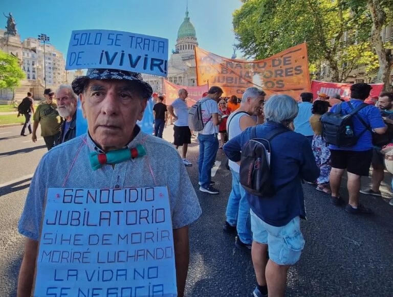 Represión policial a jubilados durante una marcha frente al Congreso