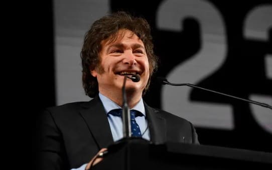 Javier Milei mantiene casi un 50% de imagen positiva y Axel Kicillof es el opositor más valorado