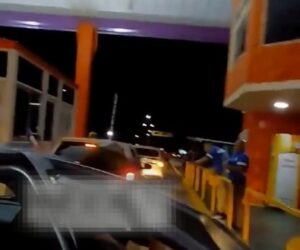 VIDEO | Caos y enojo en el arranque del año en el peaje de Los Puquios