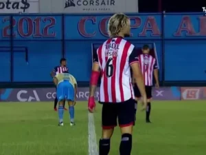 Insólita escena en Sarandí: Rodrigo Insua salió vendado tras romper un vidrio en el vestuario